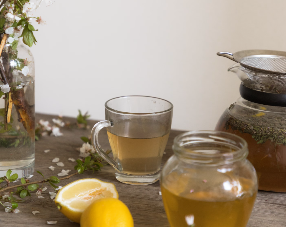 Honing in je thee: Waarom je moet wachten met toevoegen