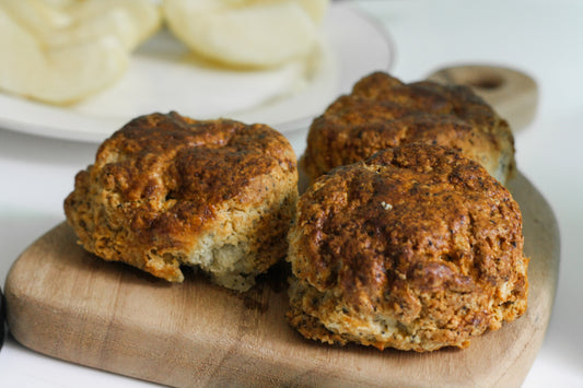 Haver-dadelscones met honing